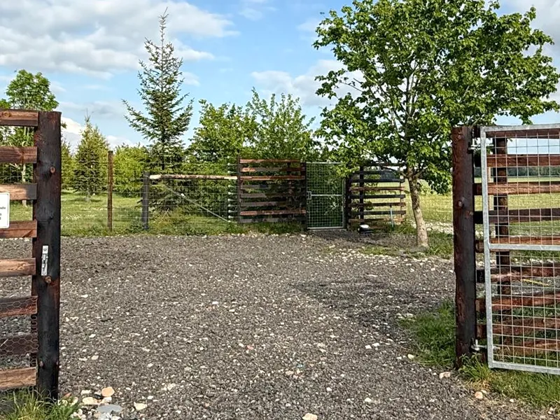 Unloaded area beside Secure Dog Field, near Hendred & Didcot